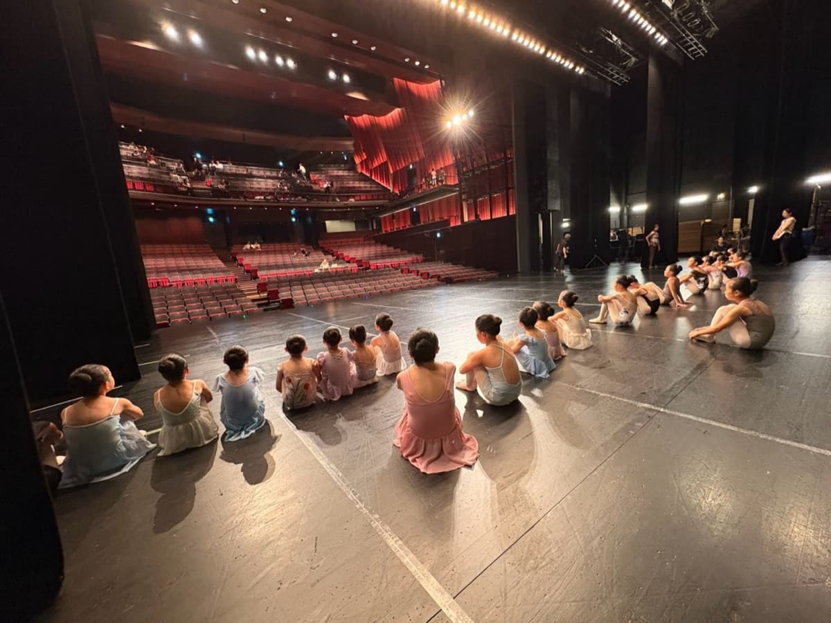 客席を見渡す舞台上の出演者たち