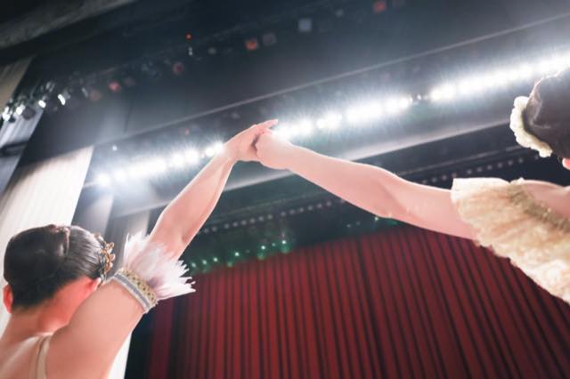 客席に向けて手をつなぐ出演者